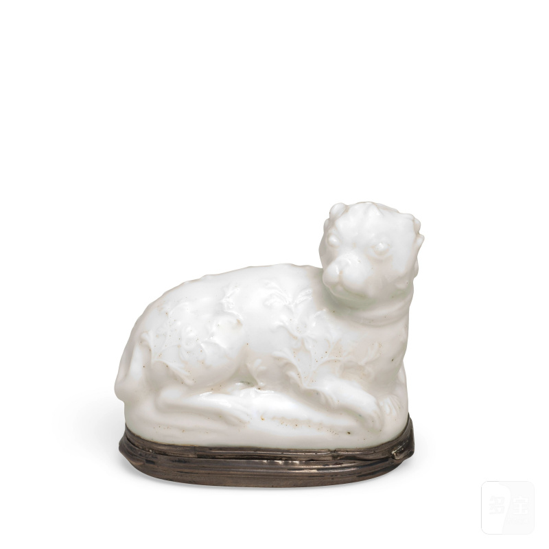 A Mennecy silver-mounted white snuff box and cover in the shape of a pug dog, circa 1750 - 图3